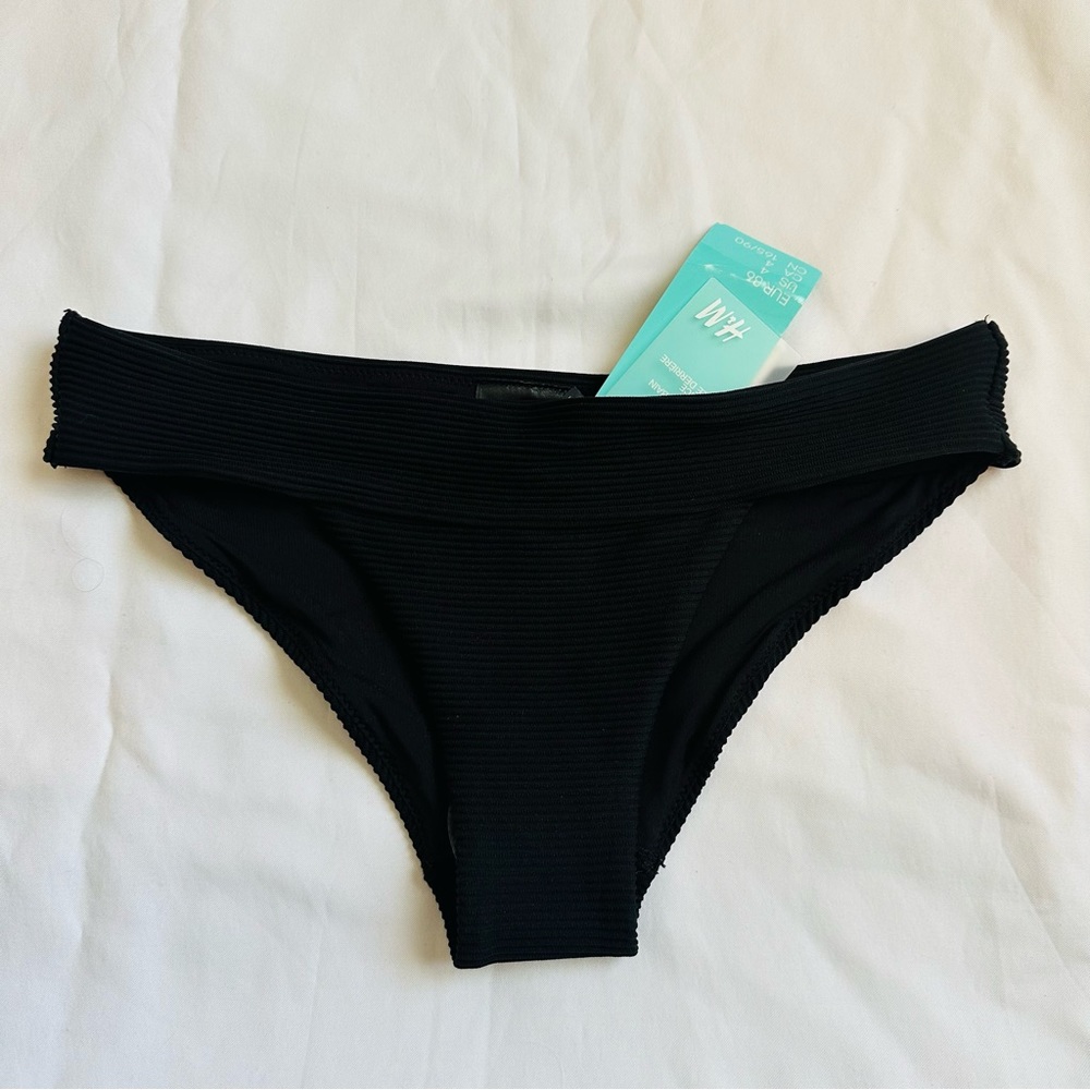 β
NWT H&M Ribbed Bikini Set - Black β
- Picture 7 of 17